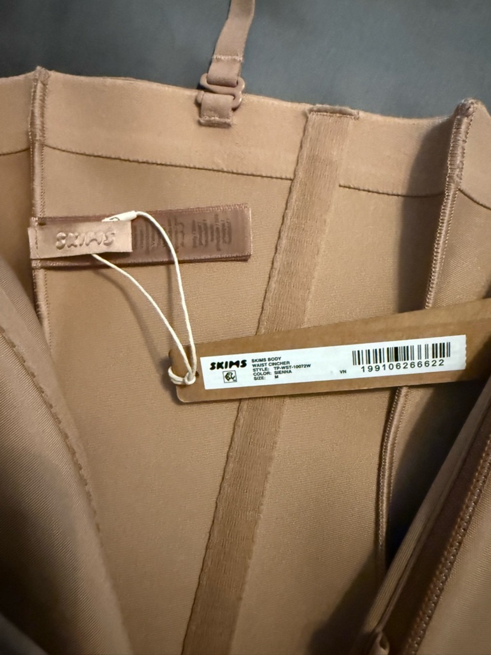 SKIMS Core Sculpting Waist Cincher Zip-Front - Picture 3 of 7